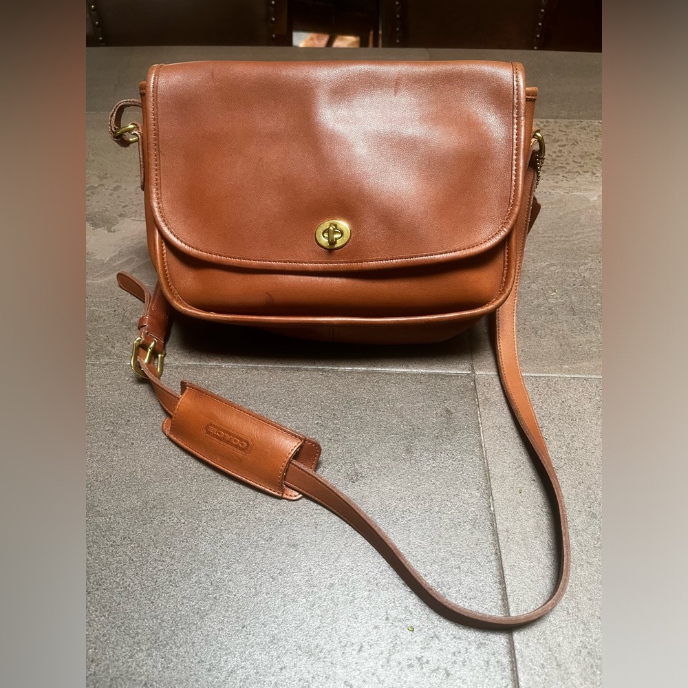 Vintage COACH City Bag in British Tan with Turn Lock Shoulder Bag 9790 - Picture 2 of 9